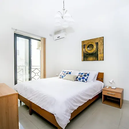 Modern 3 Bedroom Apartment, Sliema. Theoria Travel *