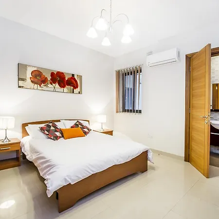 Modern 3 Bedroom Apartment, Sliema. Theoria Travel Apartment *